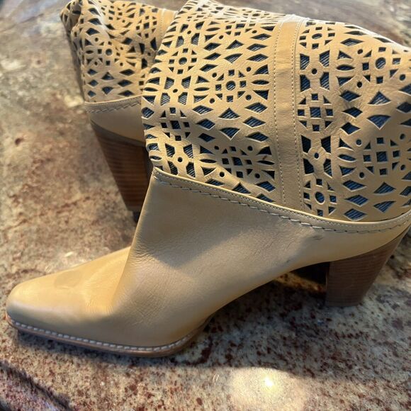 Stuart Weitzman  6M Leather  Gold W/Turquoise Medallion NWT  Spot On Toe - Picture 12 of 16